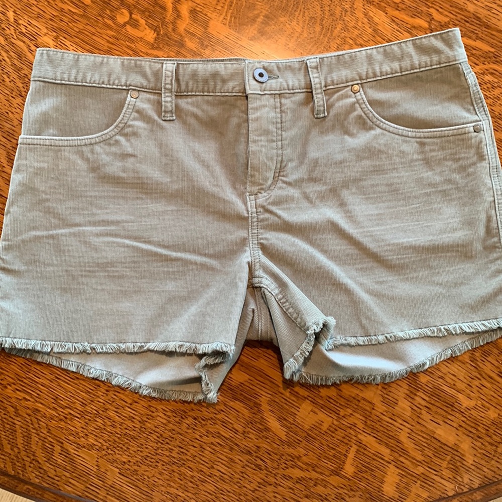 Carve Designs Oahu 4” Light Olive Green Frayed Hem Women’s Shorts